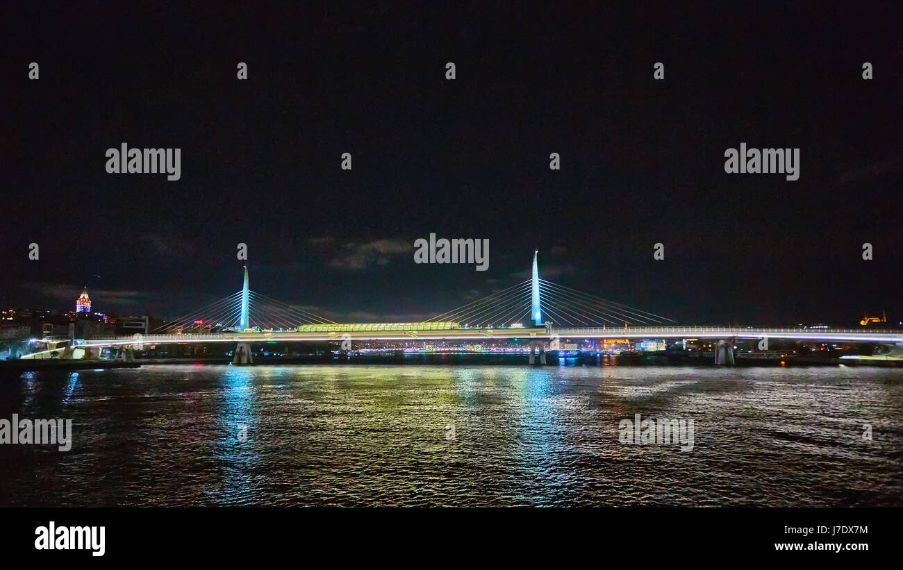 Das Goldene Horn U-Bahn Brücke oder Halic U-Bahn Koprusu in Istanbul, Türkei. Stockfoto