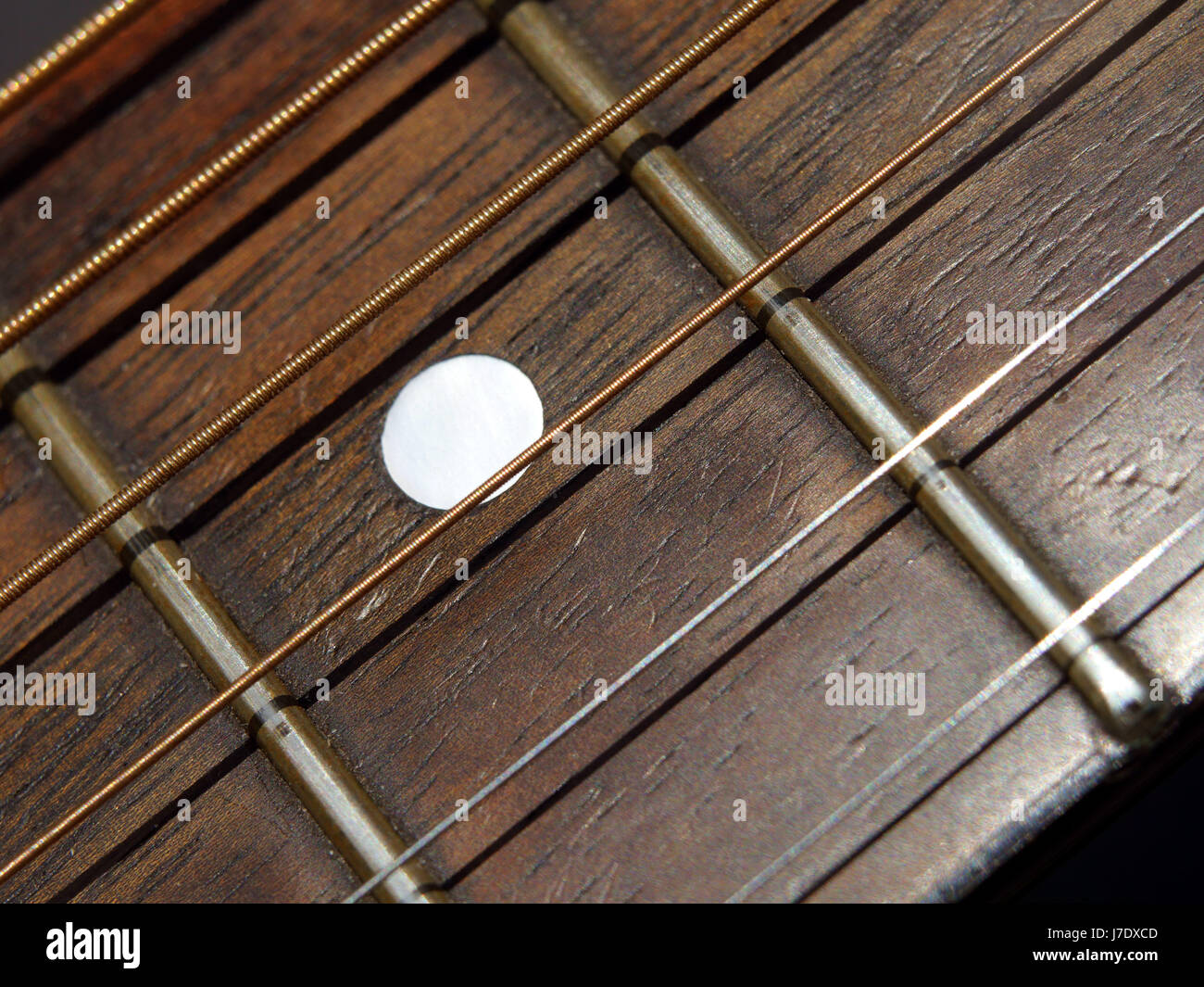 Nahaufnahme Detail der akustischen Gitarrensaiten und Zubehör Stockfoto