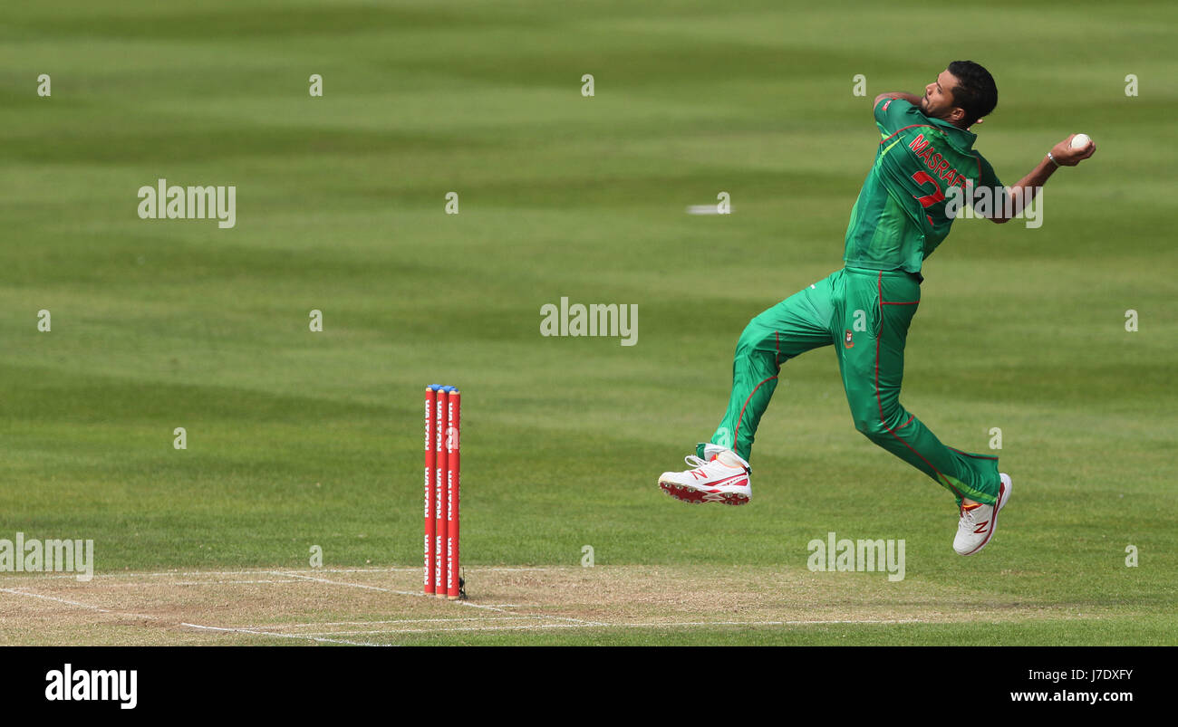 Die bangladeschische Masrafe bin Mortaza Bowls während des Spiels der Tri-Nations-Serie im Clontarf Cricket Club, Dublin. Stockfoto