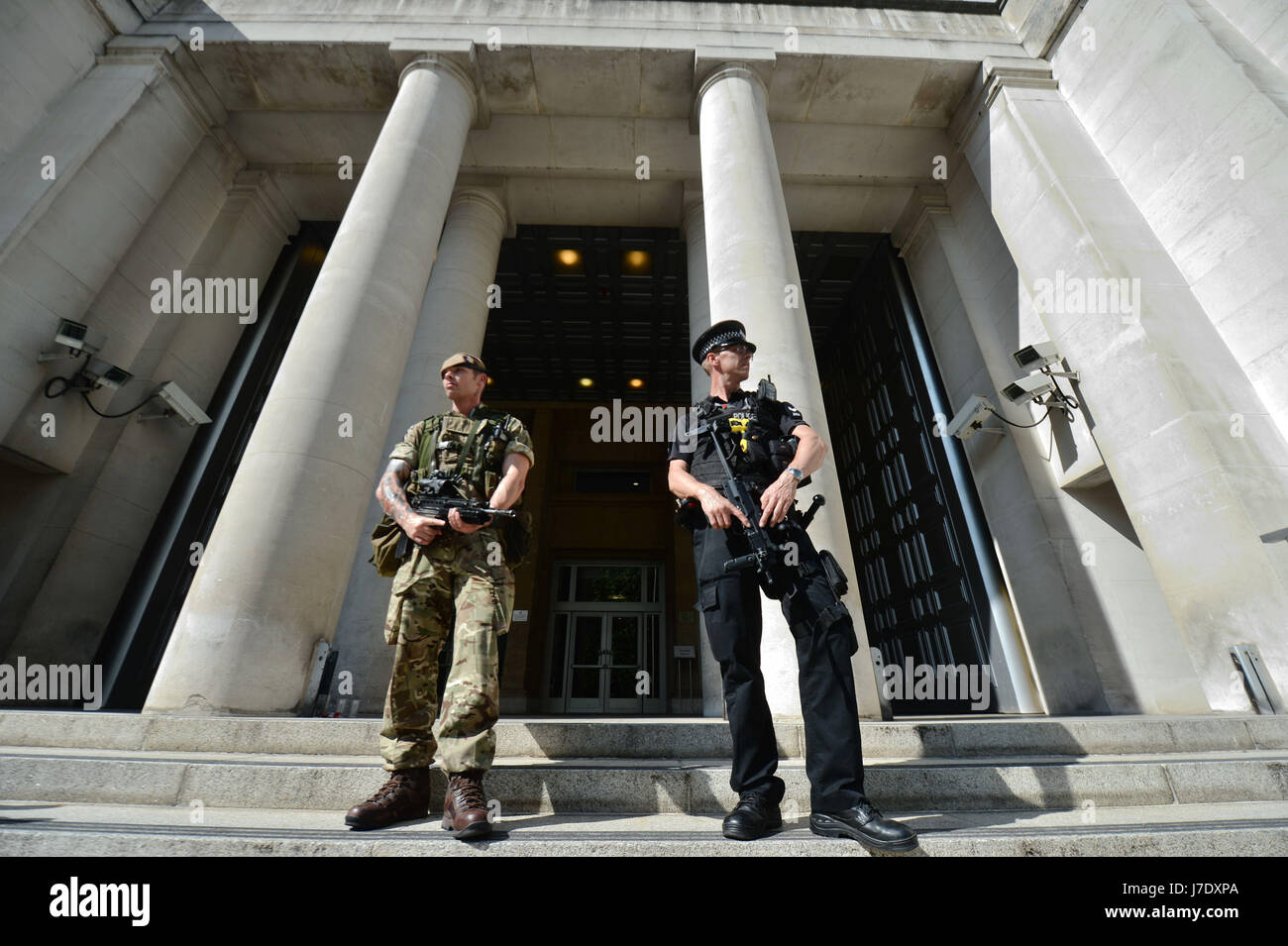 Ein Soldat schließt sich einem Polizisten vor dem Londoner Verteidigungsministerium an, da bewaffnete Truppen eingesetzt wurden, um „Schlüsselorte“ unter der Operation Temperer zu bewachen, die in Kraft tritt, nachdem Sicherheitsexperten die Regierung davor gewarnt hatten, dass ein weiterer Terroranschlag bevorstehen könnte. Stockfoto