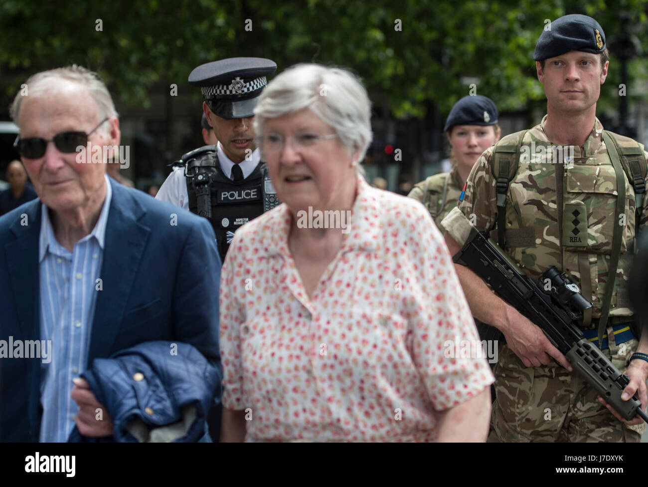 Angehörige der Armee beitreten Polizisten in Westminster, London, nach Scotland Yard bewaffneten Truppen bereitgestellt werden angekündigt, um "Schlüsselpositionen" wie Buckingham Palace, Downing Street, der Palace of Westminster und Botschaften zu schützen. Stockfoto