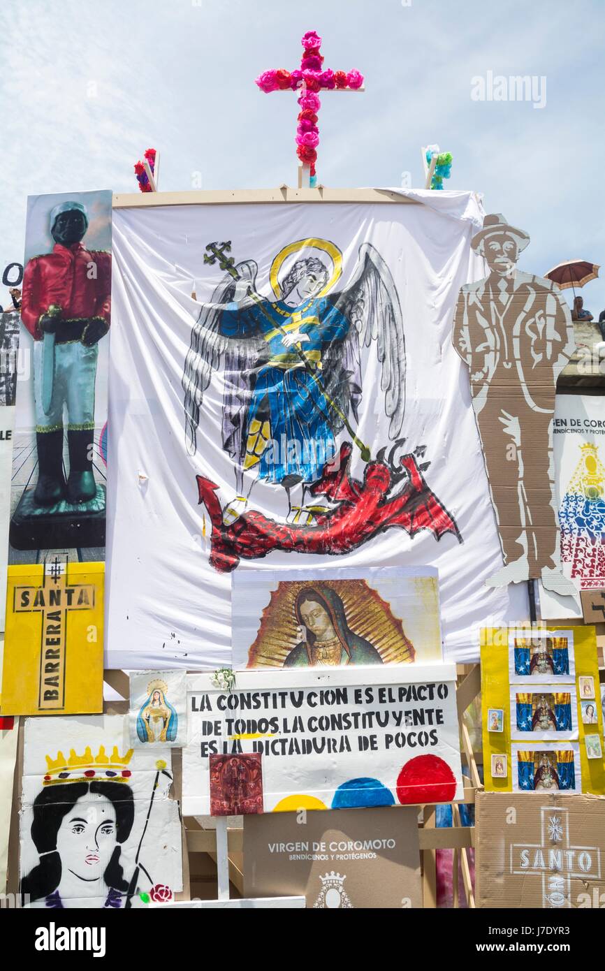 Verschiedene Erscheinungsformen von bildenden Künstlern zu Ehren derjenigen in den Demonstrationen getötet. Venezolanische Bürger, gegen die Regierung von Nicolas Stockfoto