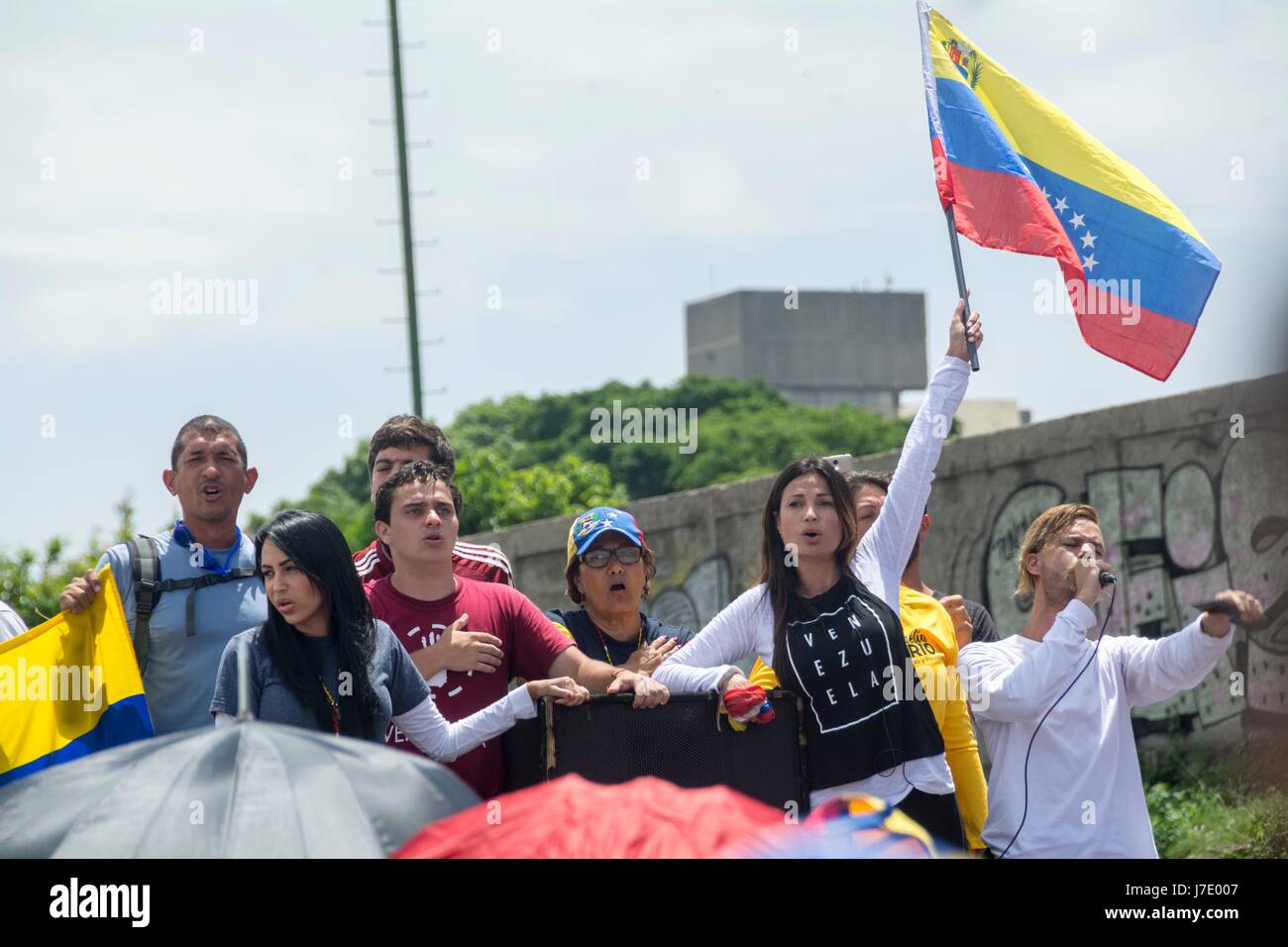 Künstler und Studenten singen der Nationalhymne, inmitten der Protest. Venezolanische Bürger, gegen die Regierung von Nicolas Maduro, blieb für 12 ho Stockfoto