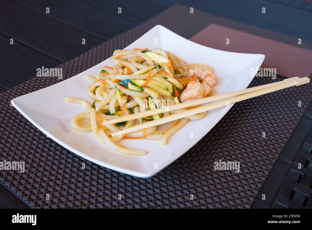 Leckeres Japanisches Essen Yaki Udon Nudeln Mit Meeresfruchten Shrips Und Gemuse Weissen Teller Und Stabchen Auf Dunklen Backgroung Stockfotografie Alamy
