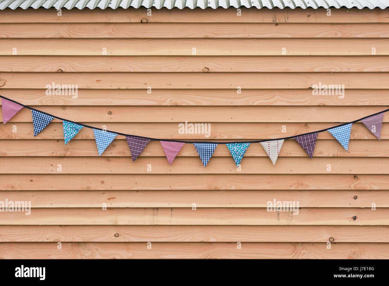 Suche Stoff Retro Bunting auf Holzverkleidung eine Blume zeigen, UK Stockfoto