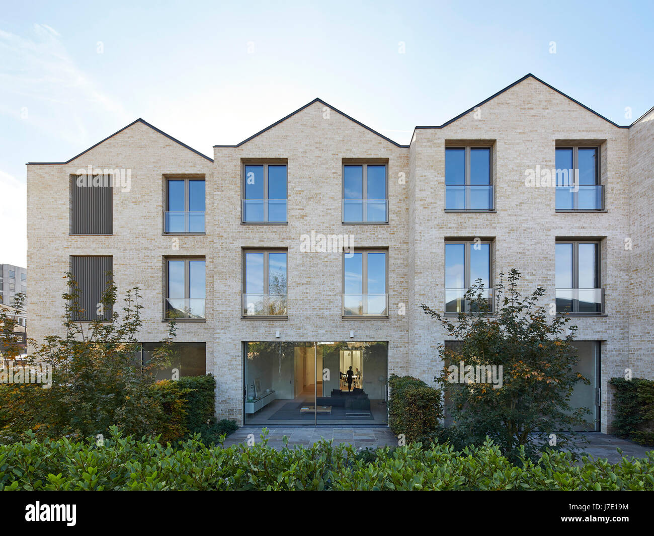 Vordere Ansicht durch Garten mit raumhohen Verglasung im Erdgeschoss. Paradise Gardens, London, Vereinigtes Königreich. Architekt: Lifschutz Davidson Sandi Stockfoto