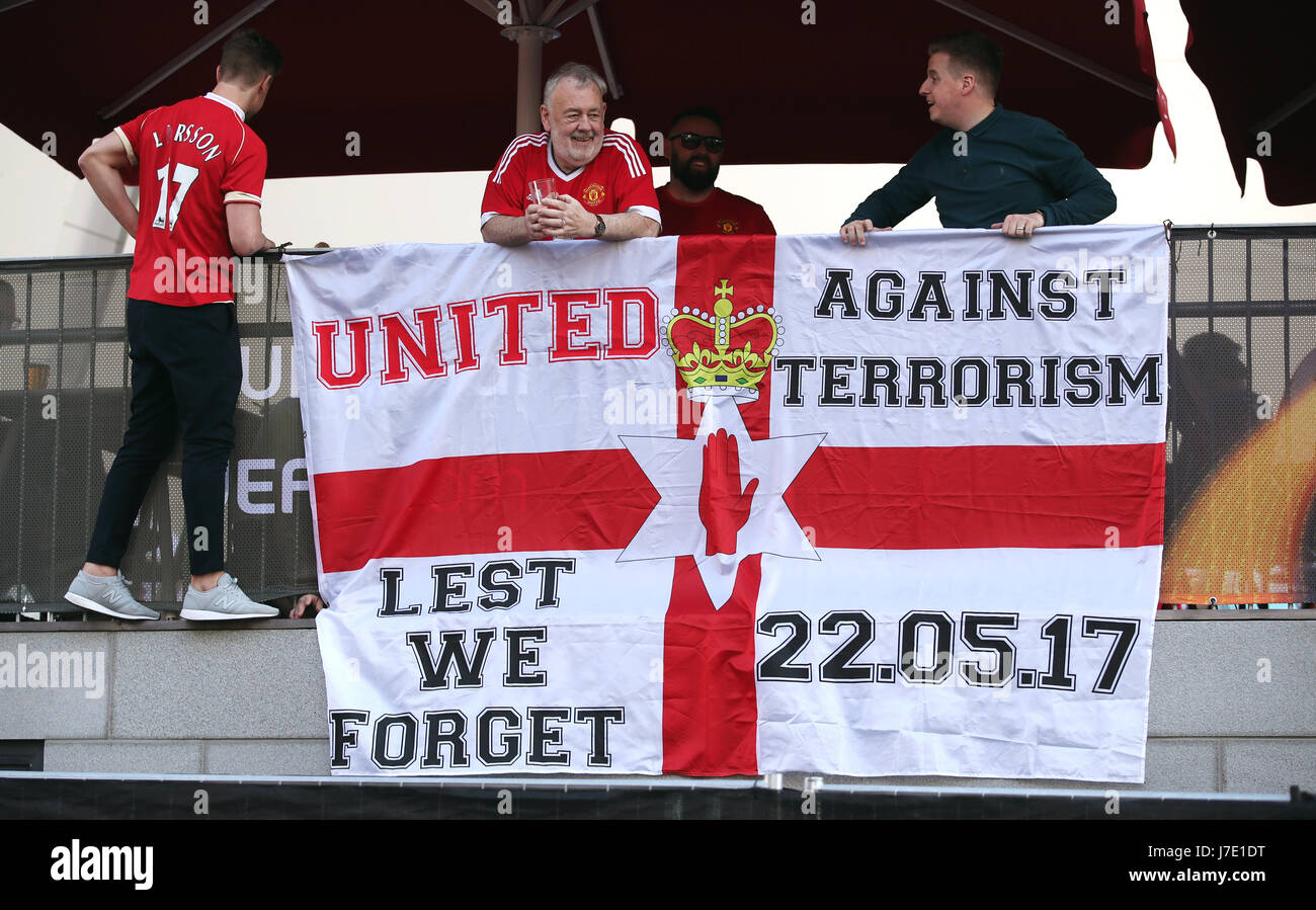 Manchester United-fans mit einem Banner lesen "Vereint gegen den Terrorismus Lest We Forget" in Gedenken an die Opfer der Anschläge Manchester Arena vor dem Finale der UEFA Europa League in der Freunde-Arena in Stockholm, Schweden. Stockfoto