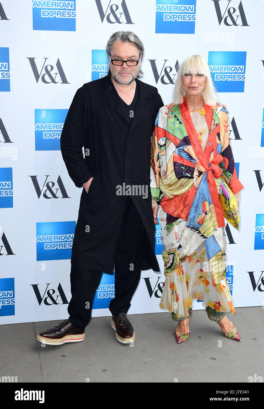 David Downton und Virginia Bates besuchen die Eröffnung der Balenciaga:  Gestaltung Mode-Ausstellung an der V &amp; A in London Stockfotografie -  Alamy
