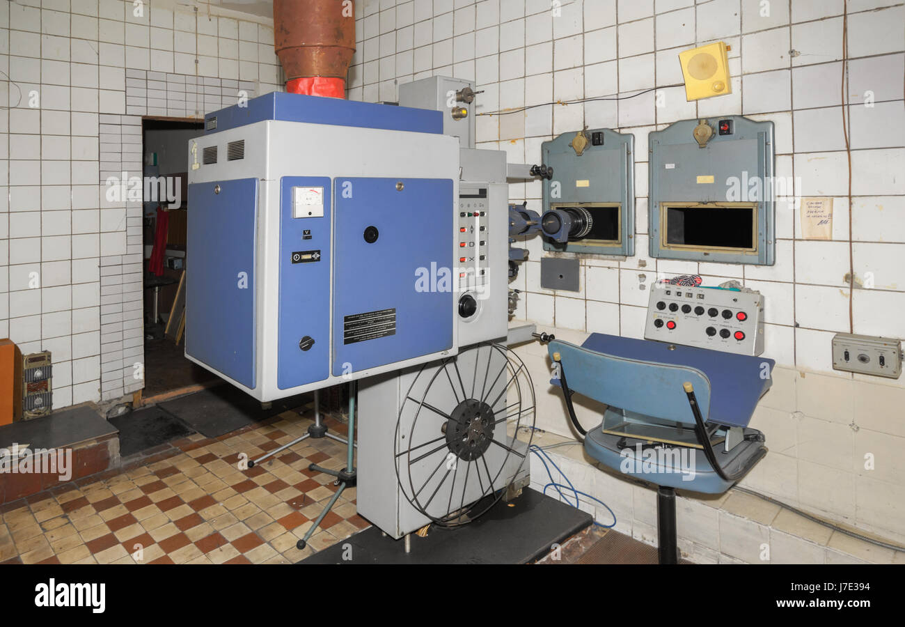 Große alte Filmprojektor im Vorführraum eines verlassenen Kinos Stockfoto