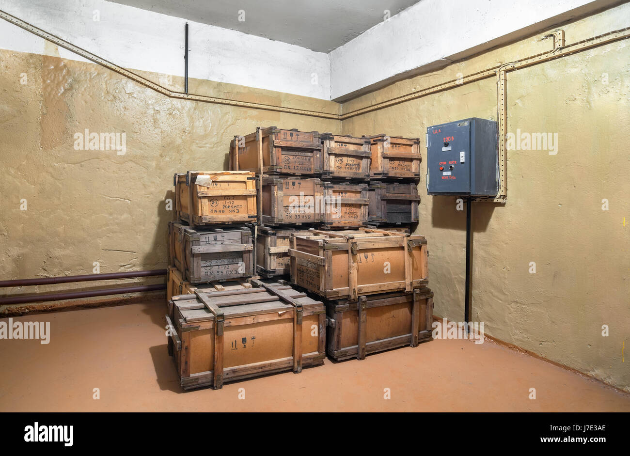 Alte militärische Holzbox mit zivilen Gasmasken im Zimmer Stockfoto