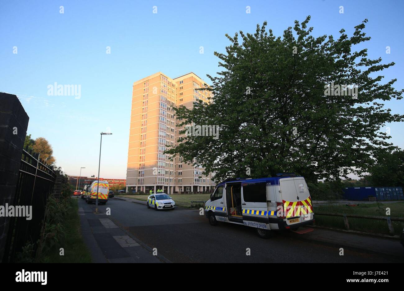 Polizei am Tatort, nachdem sie einem Wohnblock (hinten), in Blackley, North Manchester überfallen, nach dem Angriff auf Manchester Arena wo ein Selbstmordattentäter 22 Menschen verlassen ein Pop-Konzert an der Abendkasse am Montagabend ums Leben. Stockfoto