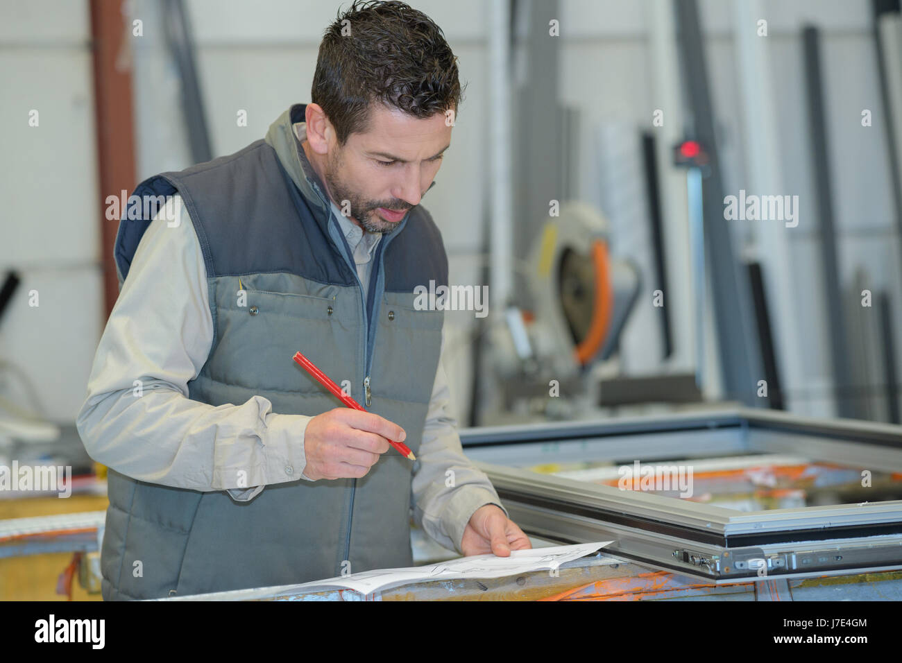 Arbeiter Montage PVC-Türen und Fenster Stockfoto