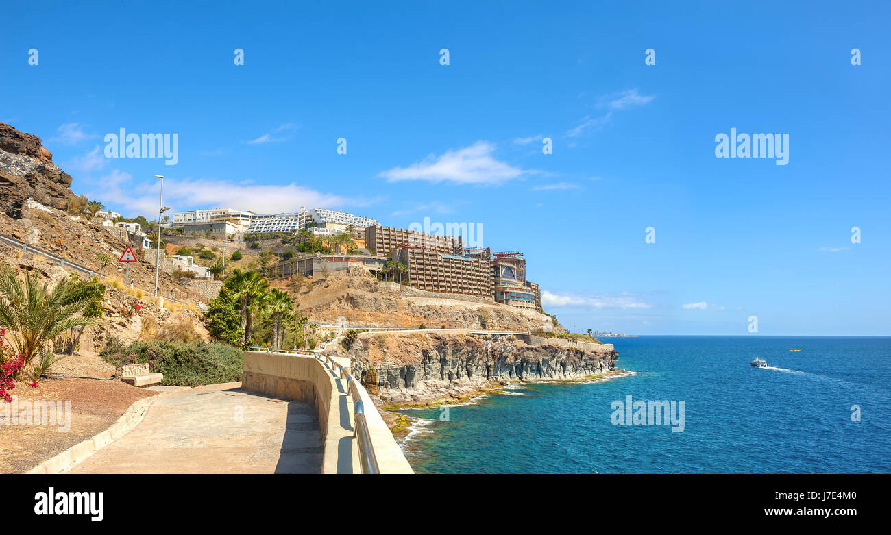 Küste und Promenade in der Nähe von Puerto Rico Dorf. Gran Canaria, Kanarische Inseln, Spanien Stockfoto