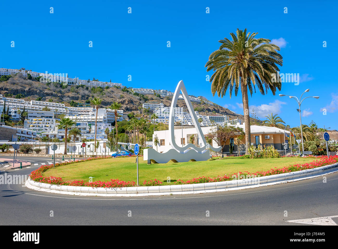 Stadtbild und Verkehr Kreisverkehr mit stilvollen marine Bild. PuertoRico, Gran Canaria, Kanarische Inseln Stockfoto