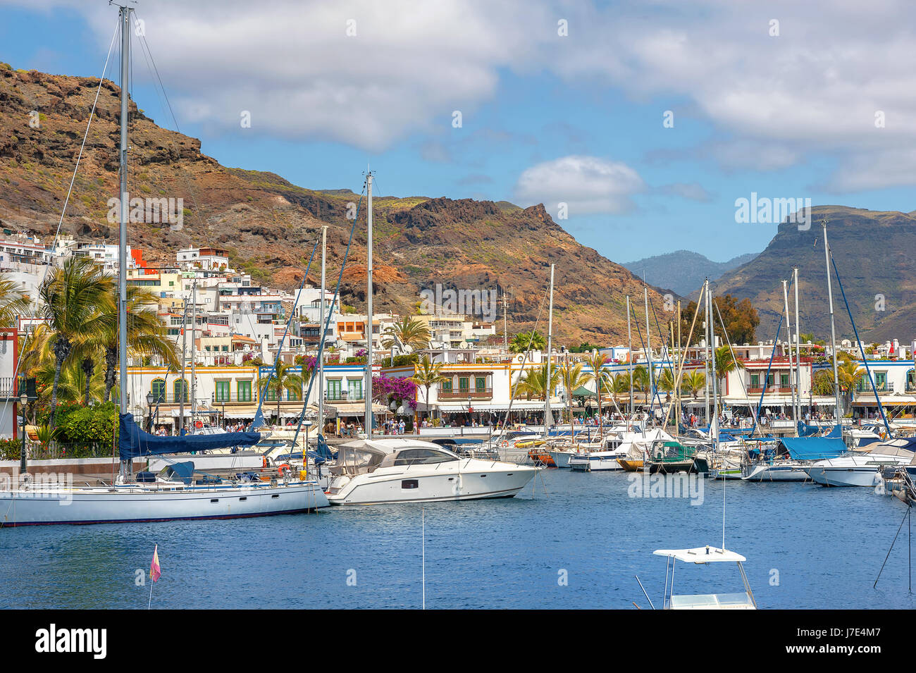 Strand und Yachthafen von Puerto de Mogan. Gran Canaria, Kanarische Inseln, Spanien Stockfoto