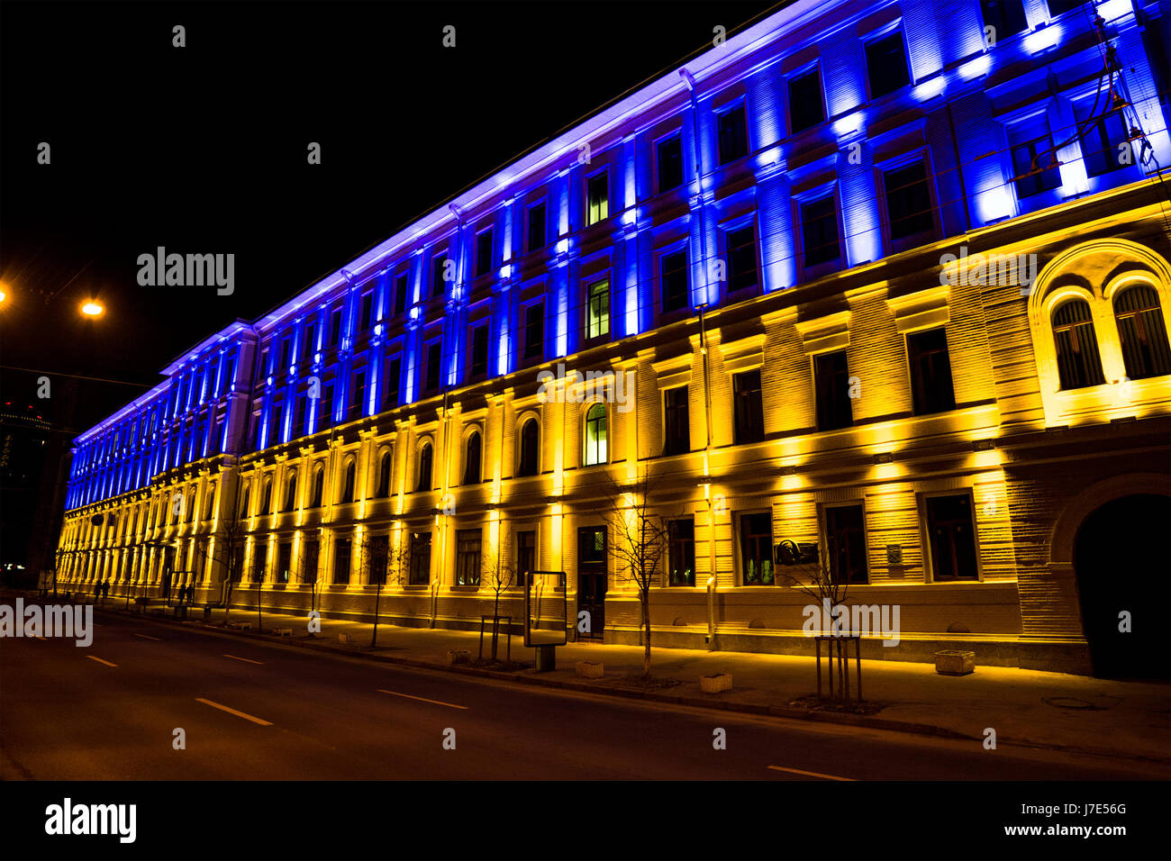 Gebäude in Kiew (Ukraine) in den Farben der ukrainischen Flagge beleuchtet Stockfoto