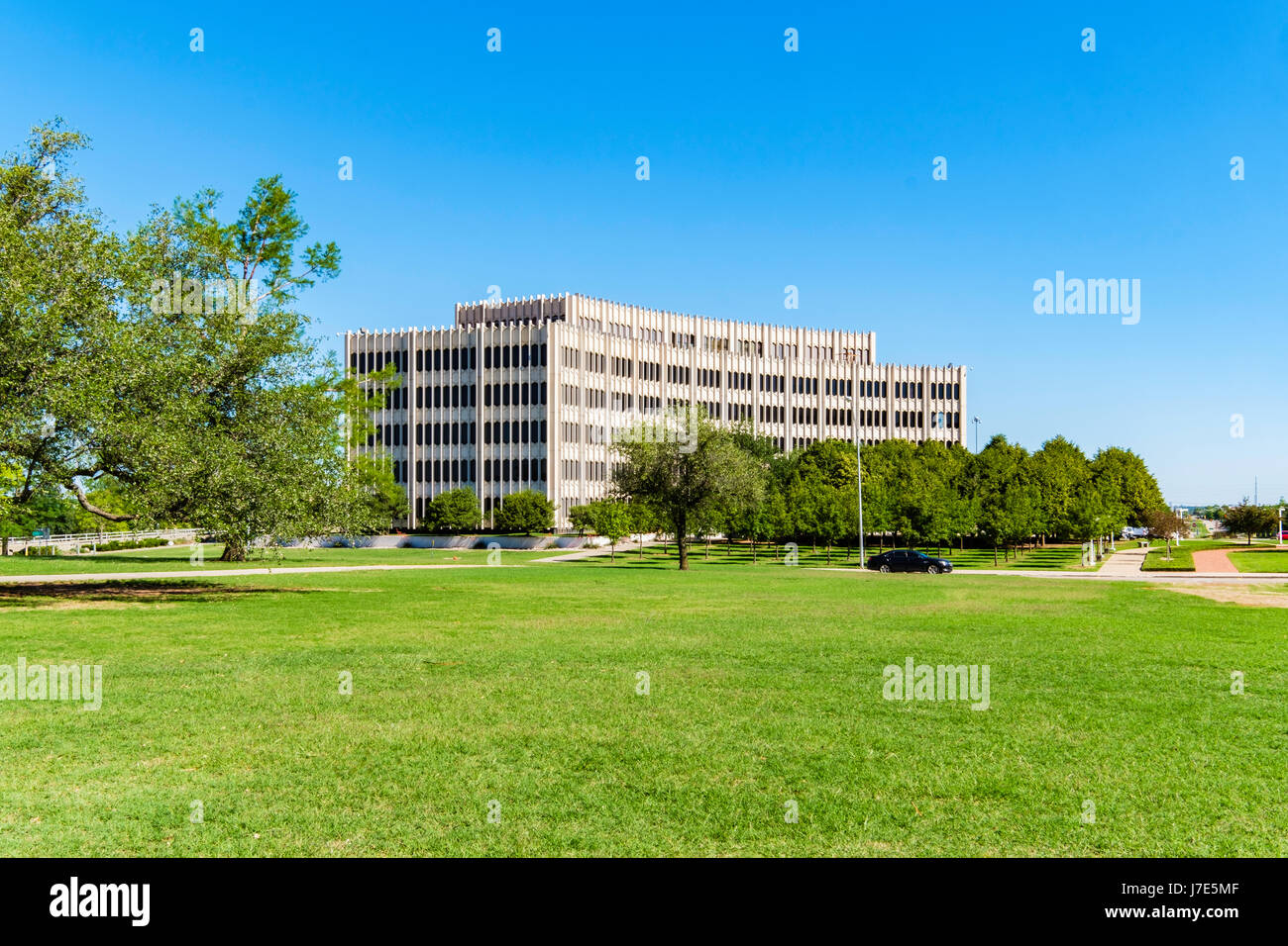 Mehrstöckigen Bürogebäude äußere Gehäuse Oklahoma State Arbeiter auf dem Gelände des State Capitol building in Oklahoma City, Oklahoma, USA. Stockfoto