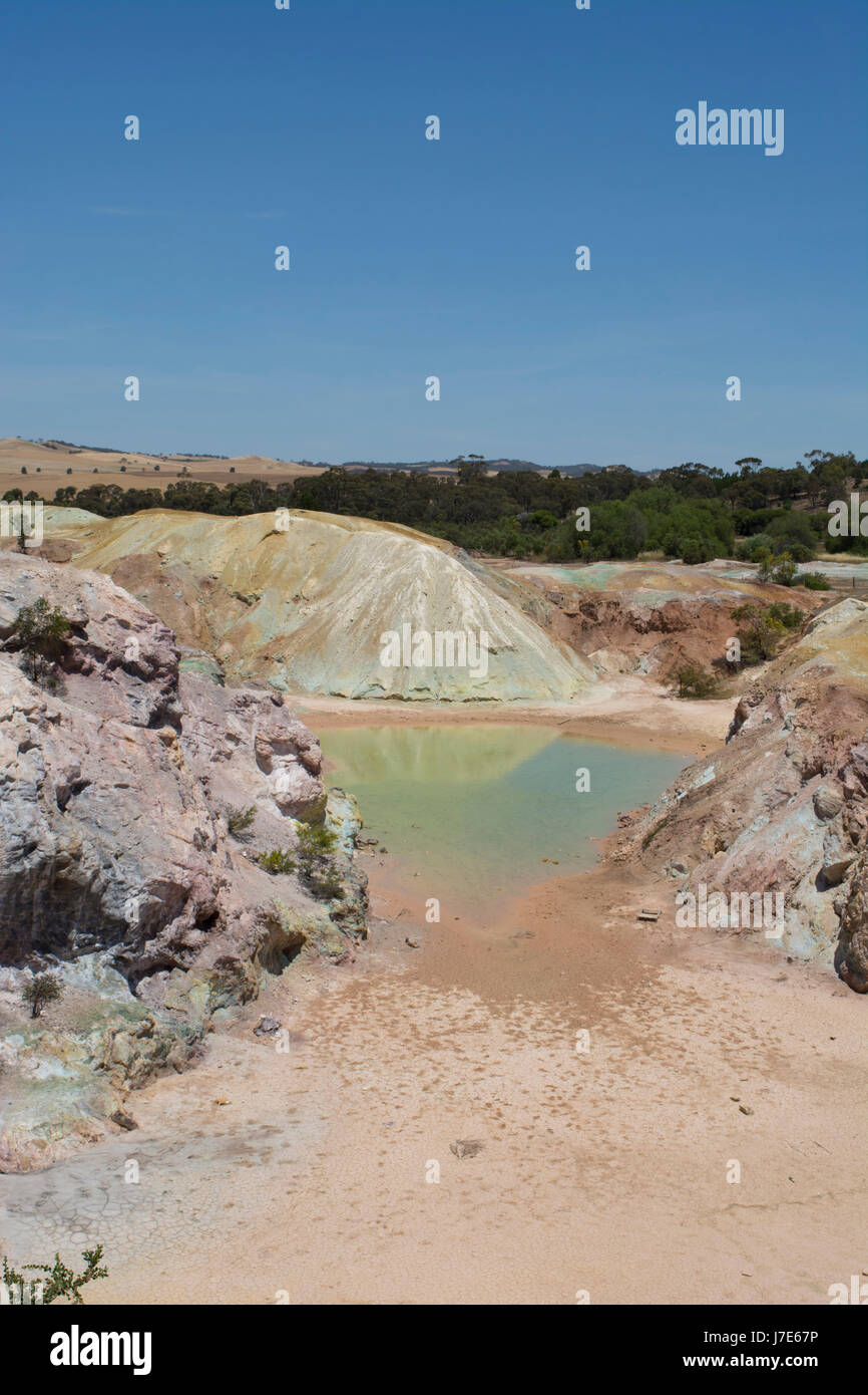 Was bleibt von der stillgelegten, aber ausgegrabenen Kapunda Kupfermine in Kapunda, South Australia. Es spiegelt eigenen Landschaft im pooling unter Wasser. Stockfoto