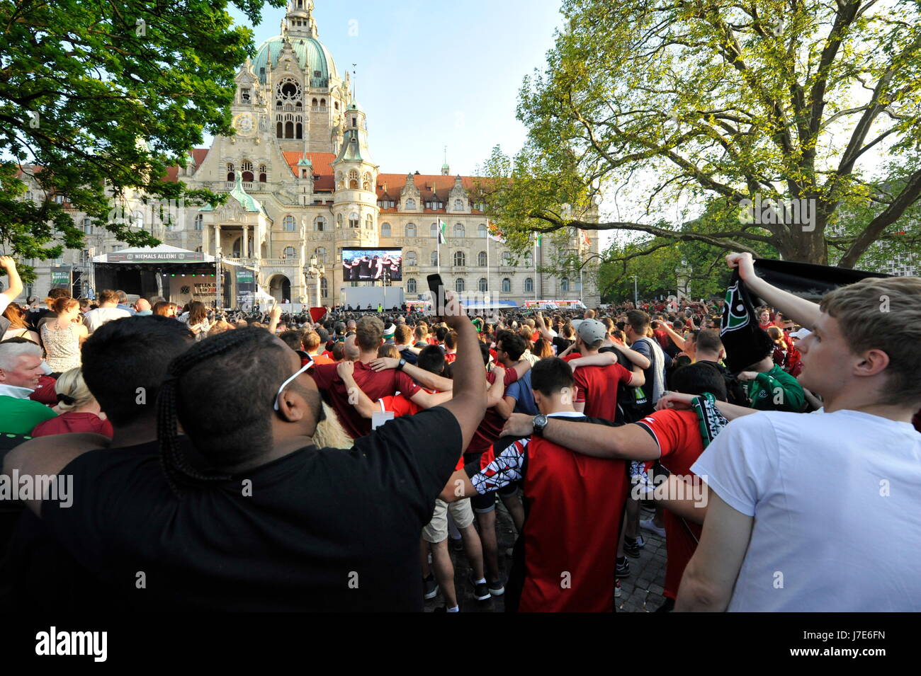 Hannover 96 startete die offizielle Aufstiegsparty am Montag auf dem Trammplatz vor den Rathaus Stockfoto