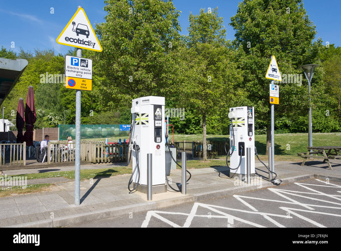Ecotricity Auto elektrische Ladegerät Klemmen, Winchester M3 Autobahnraststätten, Winchester, Hampshire, England, Vereinigtes Königreich Stockfoto