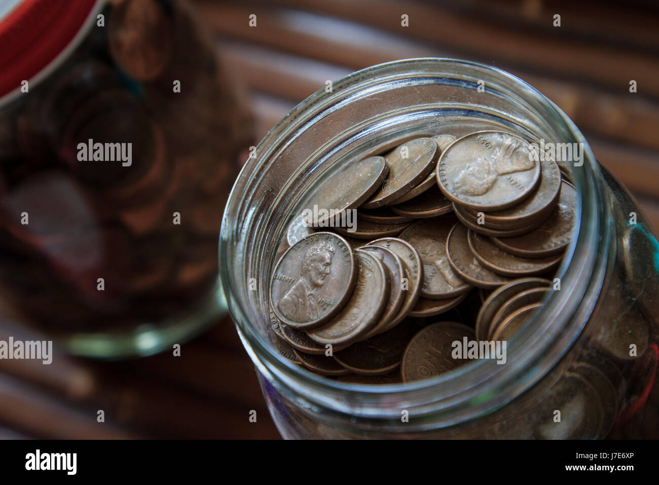 Glas gefüllt mit ein paar Cent uns Währung ein Cent-Stück Stockfoto