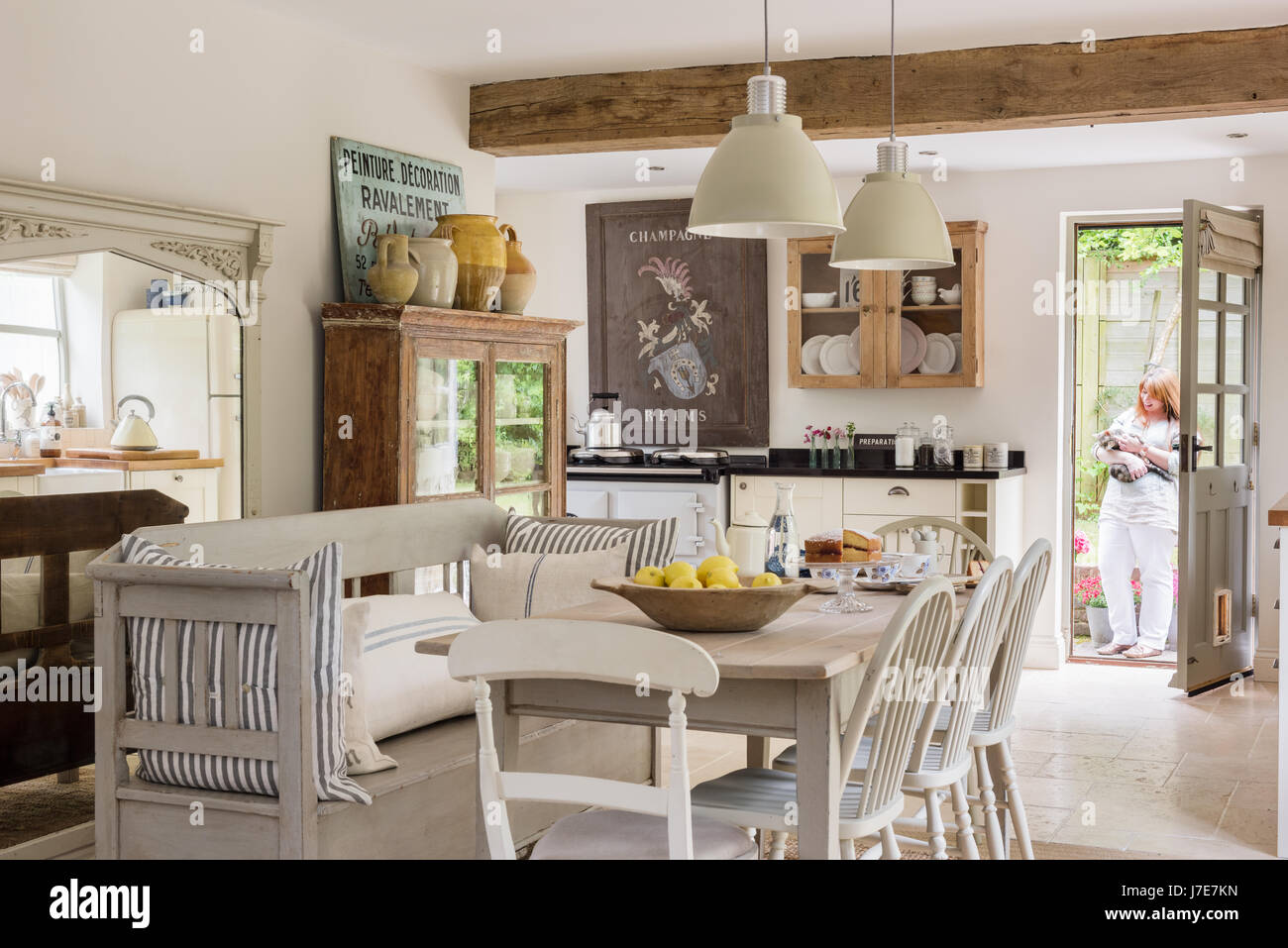 Offene Rustikale Wohnkuche Mit Franzosisch Skandinavischen Flair Tisch Und Stuhle Stammen Aus Haus Und Die Kissen Sind Aus Kohl Rosen Die Pe Stockfotografie Alamy