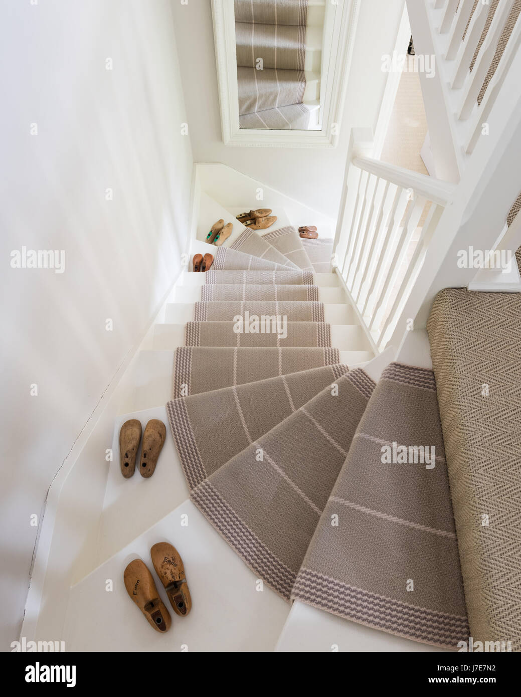 Antike Schuh dauert auf lackierte Treppe mit Roger Oates Treppe Runner. Die Treppe und Geländer sind in zeigt Immobilien von Farrow & Ball gemalt. Stockfoto