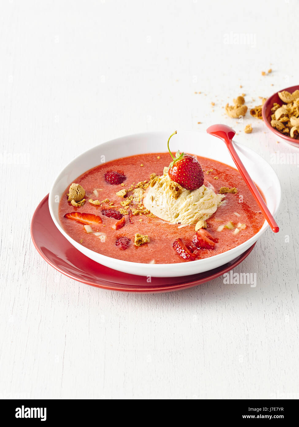 Erdbeer-Gurken-Gazpacho mit Vanilleeis Stockfoto