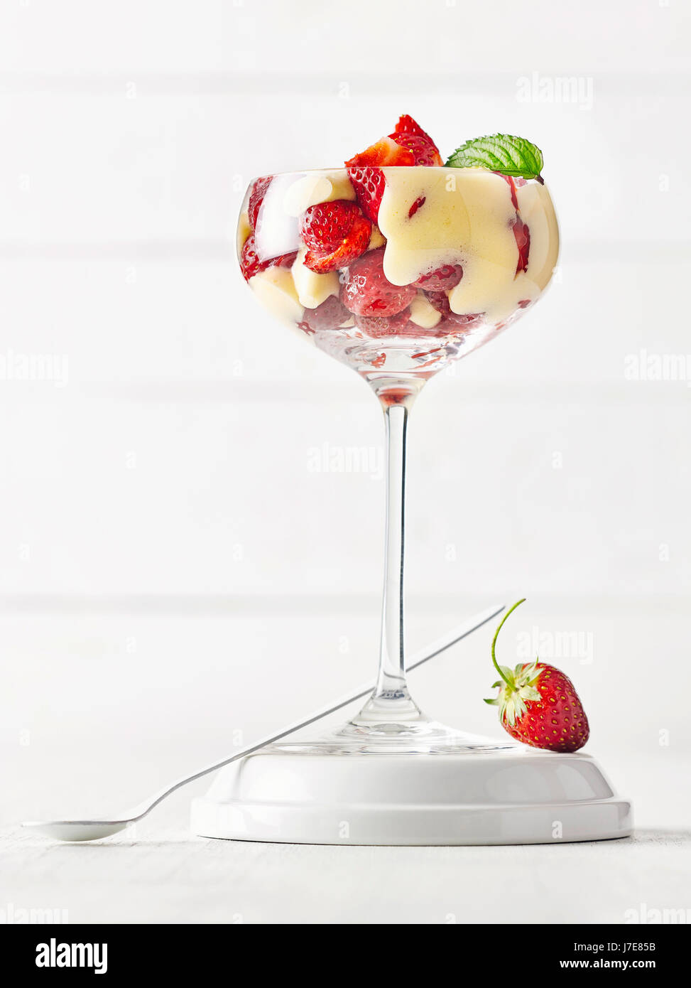 Erdbeeren mit älteren zabaione Stockfoto