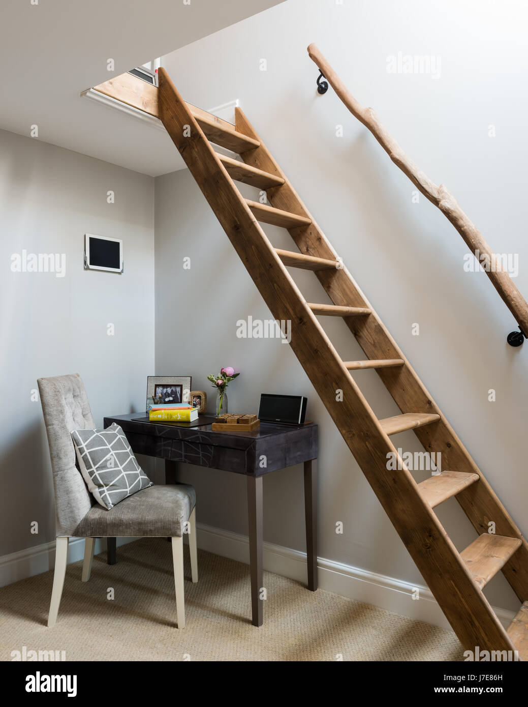 Studieren Sie mit Holzleiter und rustikalen Handlauf Raum Loft Stockfoto