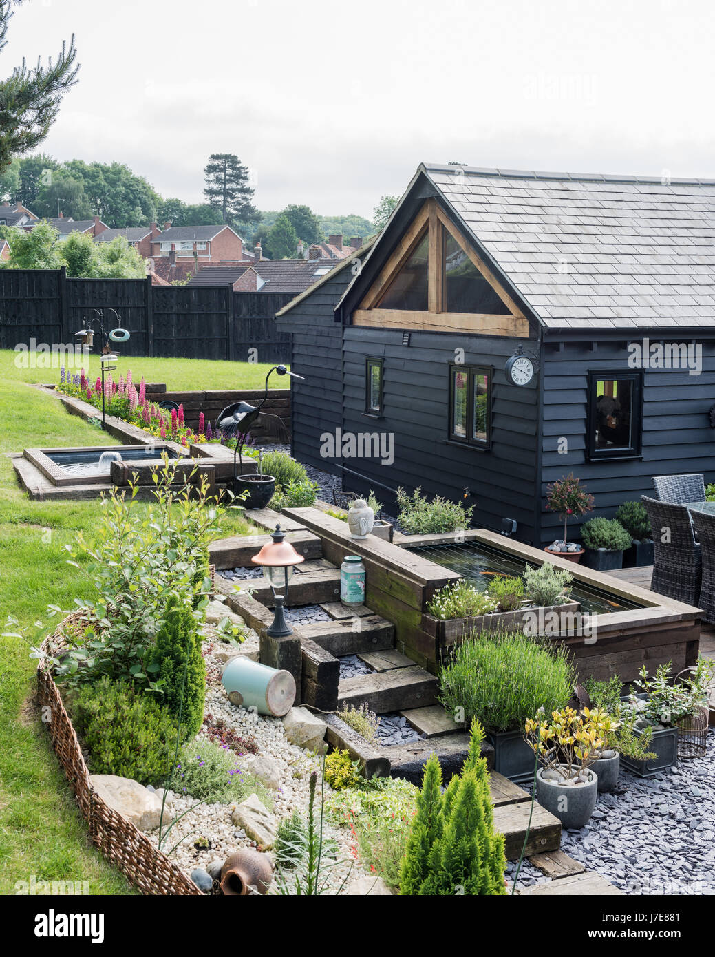 Ordentlich terrassenförmig angelegten Garten mit Gartenteich Stockfoto