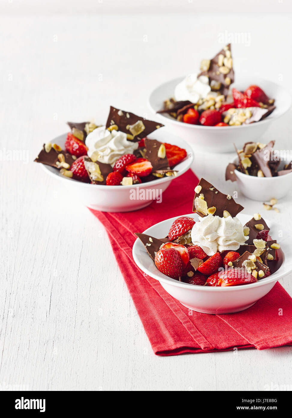 Erdbeeren mit Ingwer Schokolade und Vanille-Sahne Stockfoto
