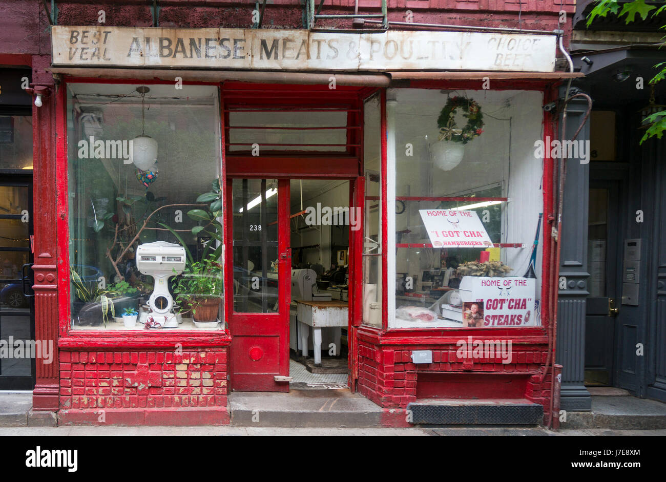 Albanese Fleisch und Geflügel Shop, eine alte italienische Metzgerei, jetzt umgeben von schicken Boutiquen und Cafés in Nolita, New York City Stockfoto