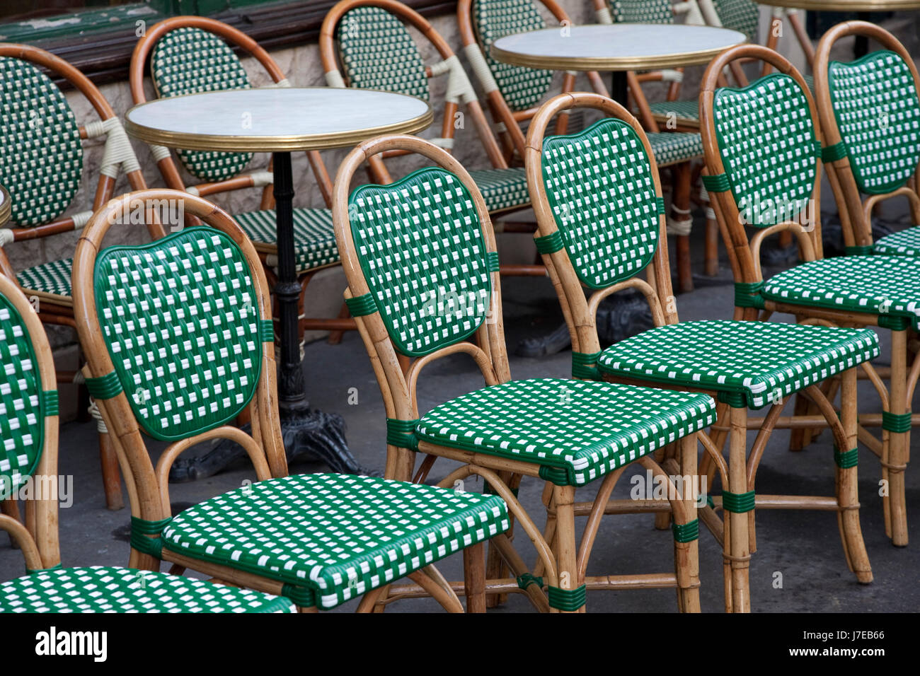 grün weiße Café Stuhl Tisch Paris Frankreich Essen trinken Reise Tourismus Stockfoto