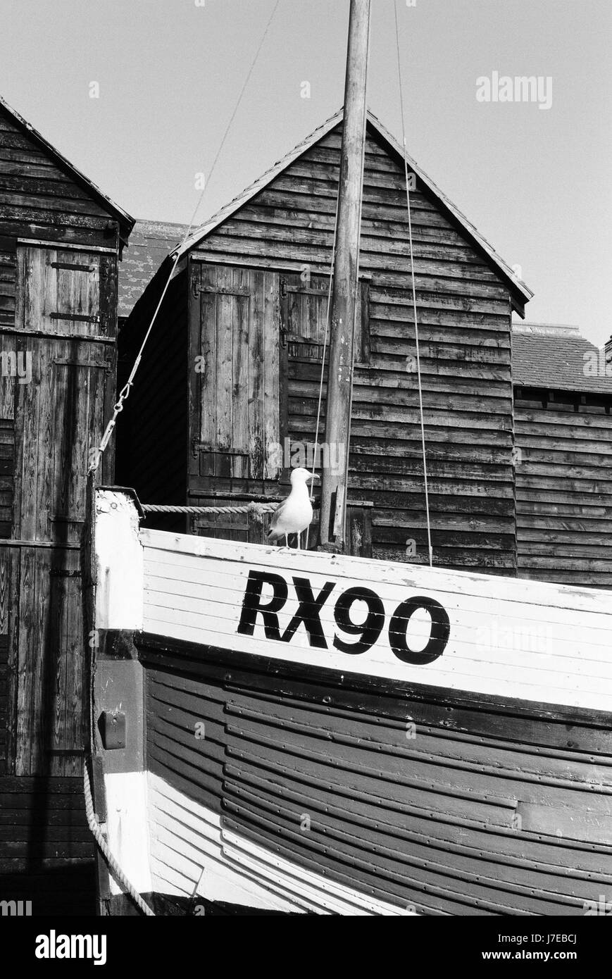 NET Schuppen und Fischerboot auf dem Stade bei Hastings, East Sussex, UK Stockfoto