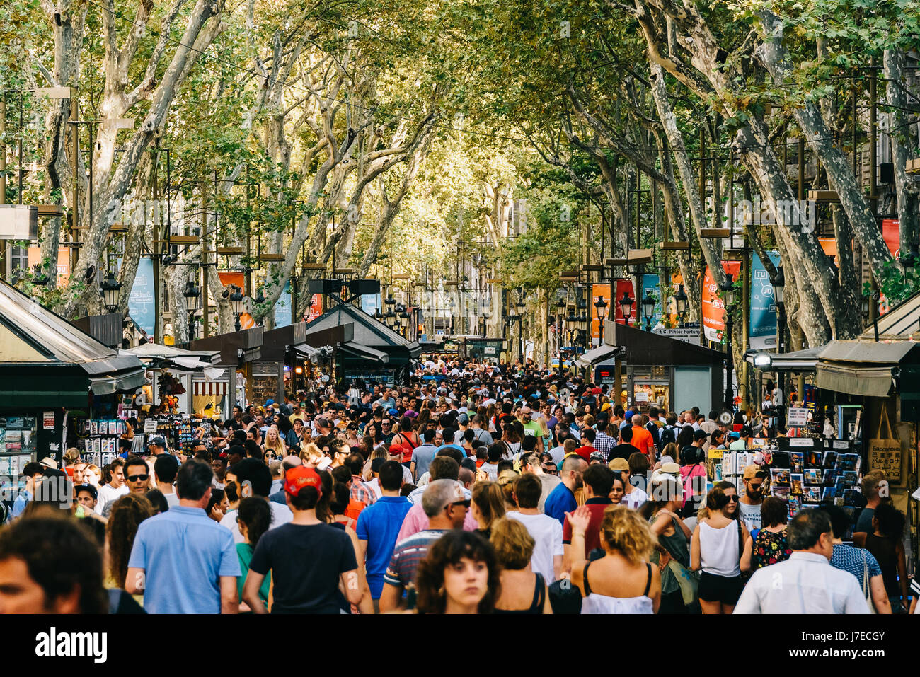 BARCELONA, Spanien - 4. August 2016: Menschenmenge In Barcelona Innenstadt auf der La Rambla Street. Stockfoto