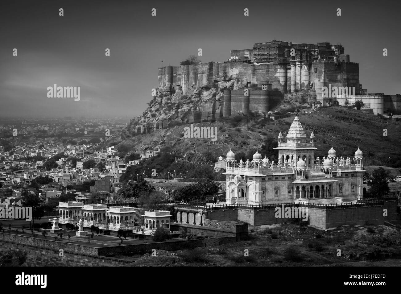 Dramatische schwarz / weiß Foto des Mehrangarh Fort mit Blick auf die Rajasthani Stadt Jodhpur in Indien. Eine der größten Festungen in Indien. Stockfoto