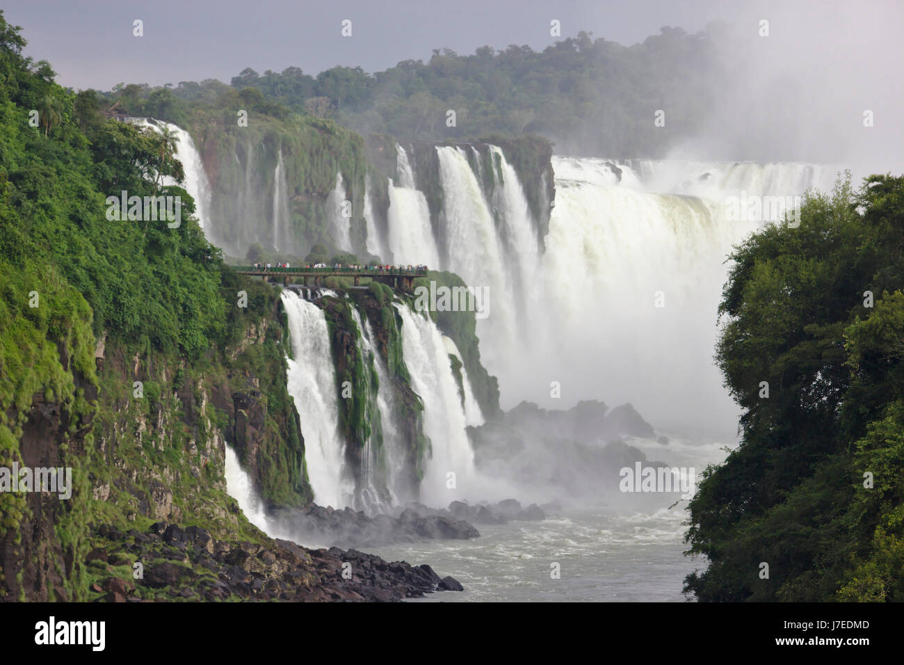 Iguazu Wasserfälle, Blick vom unteren Pfad (Argentinien) die Schlucht auf die brasilianische Wasserfälle und Teufelskehle. Stockfoto