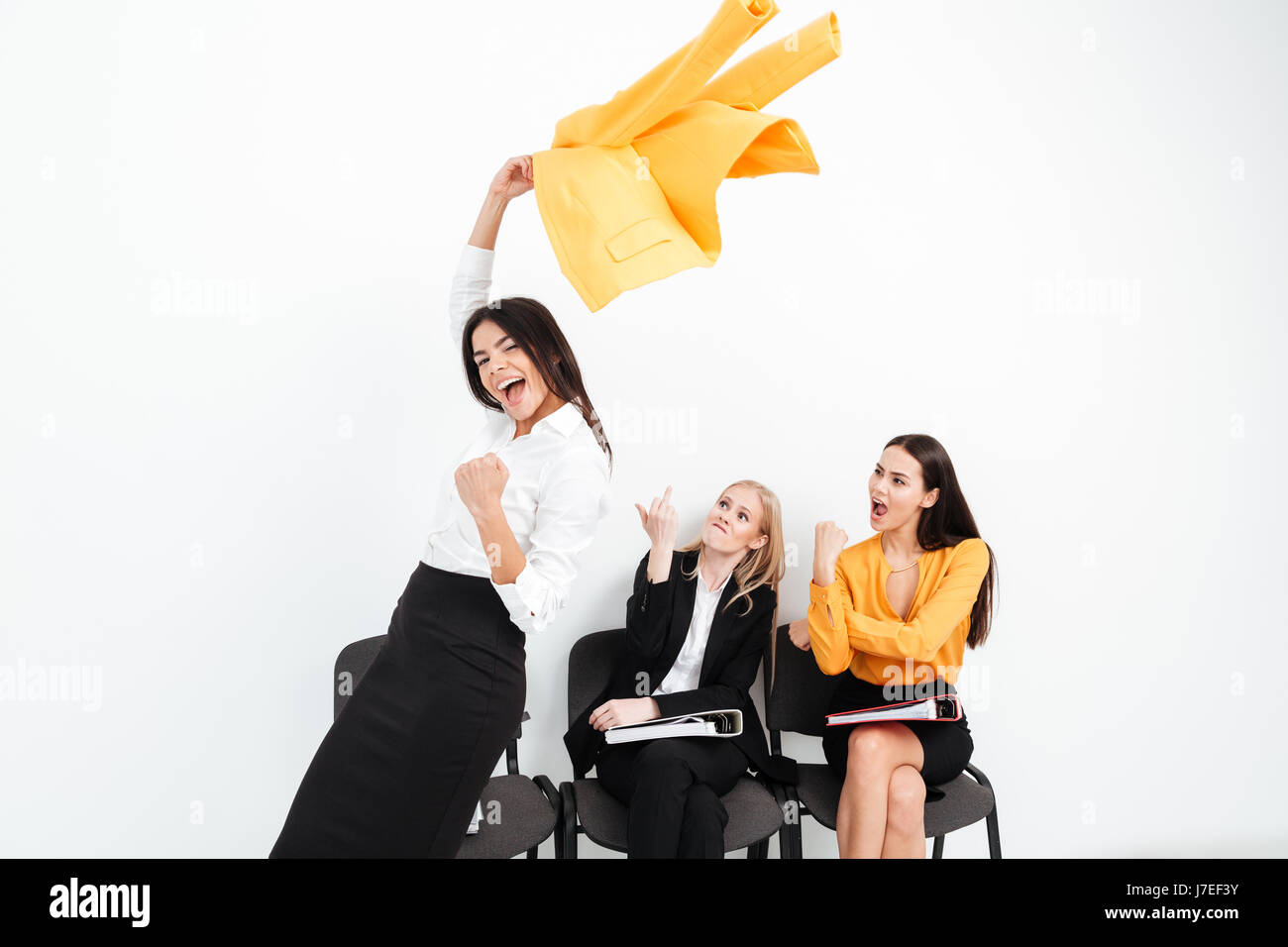 Bild von wütenden Frauen glücklich Frau Kollegin Blick in die Kamera schauen machen Sieger Geste. Stockfoto