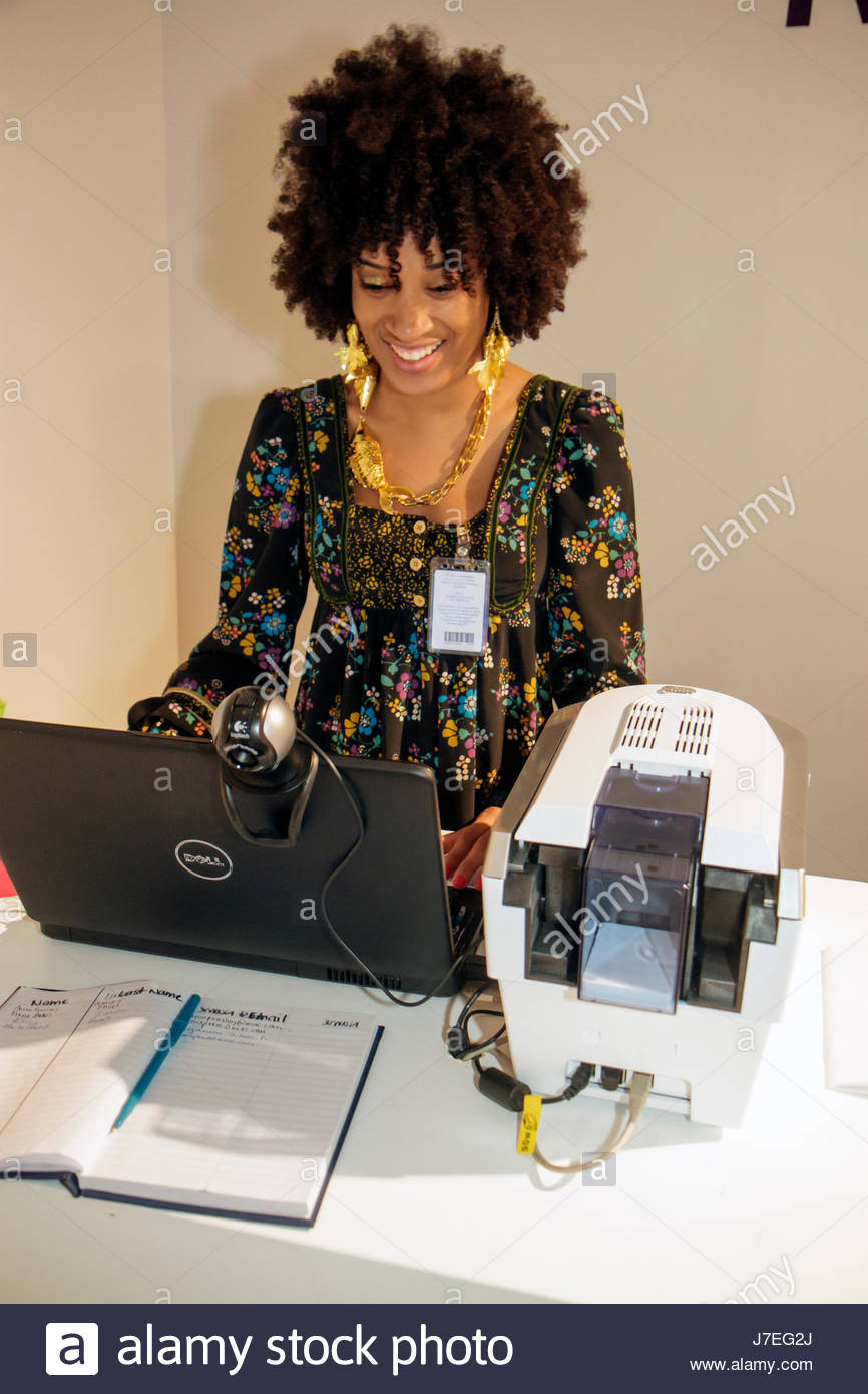 miami büro innenarchitektur miami beach florida art basel design jährliche messe dekor aussteller schwarze frau presse büro anmeldeinformationen computer job afro miami büro innenarchitektur miami beach florida art basel design jährliche messe dekor aussteller schwarze frau presse büro anmeldeinformationen computer job afro