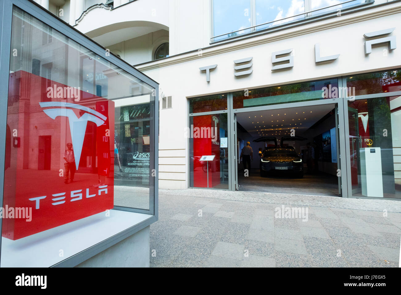 Tesla Elektroauto Showroom am Kurfürstendamm Einkaufsstraße in Charlottenburg Berlin, Deutschland Stockfoto