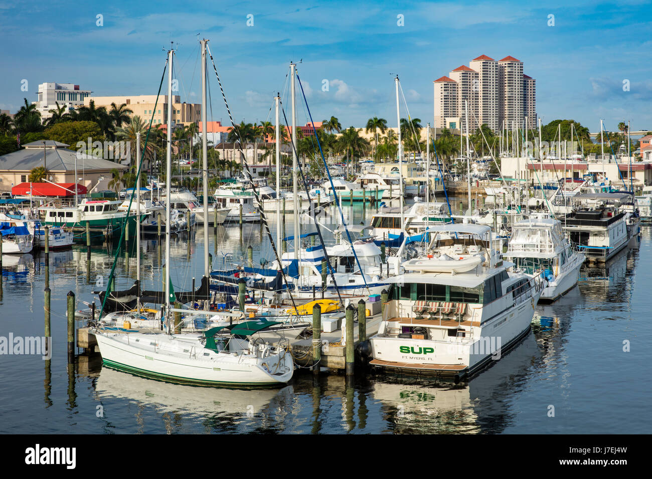 Am frühen Morgen über den Fort Myers Yacht Basin Marina und Gebäuden von Fort Myers, Florida, USA Stockfoto