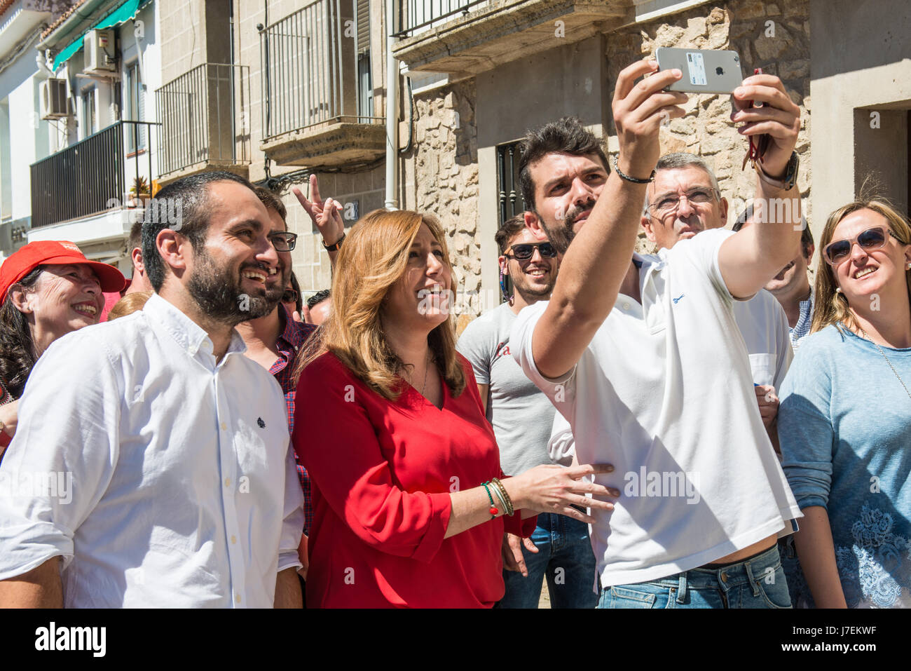 Susana Diaz, begleitet von anderen Verantwortlichen und Anhänger der PSOE besuchen Trujillo nach einem Ereignis. Stockfoto