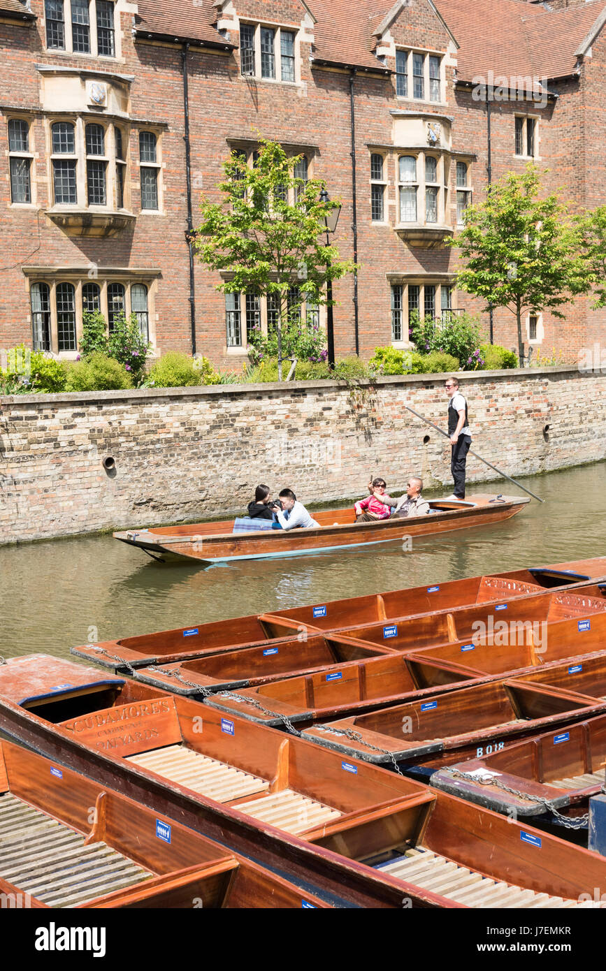 Cambridge, UK. 24. Mai 2017. Touristen genießen Stechkahn fahren auf dem Fluss Cam im heißen, sonnigen Wetter. Die Temperaturen erreichten 24,5 Grad Celsius und die Wettervorhersage ist für noch wärmeres Wetter im Osten Englands für das bevorstehende Wochenende und Feiertagen. Bildnachweis: Julian Eales/Alamy Live-Nachrichten Stockfoto