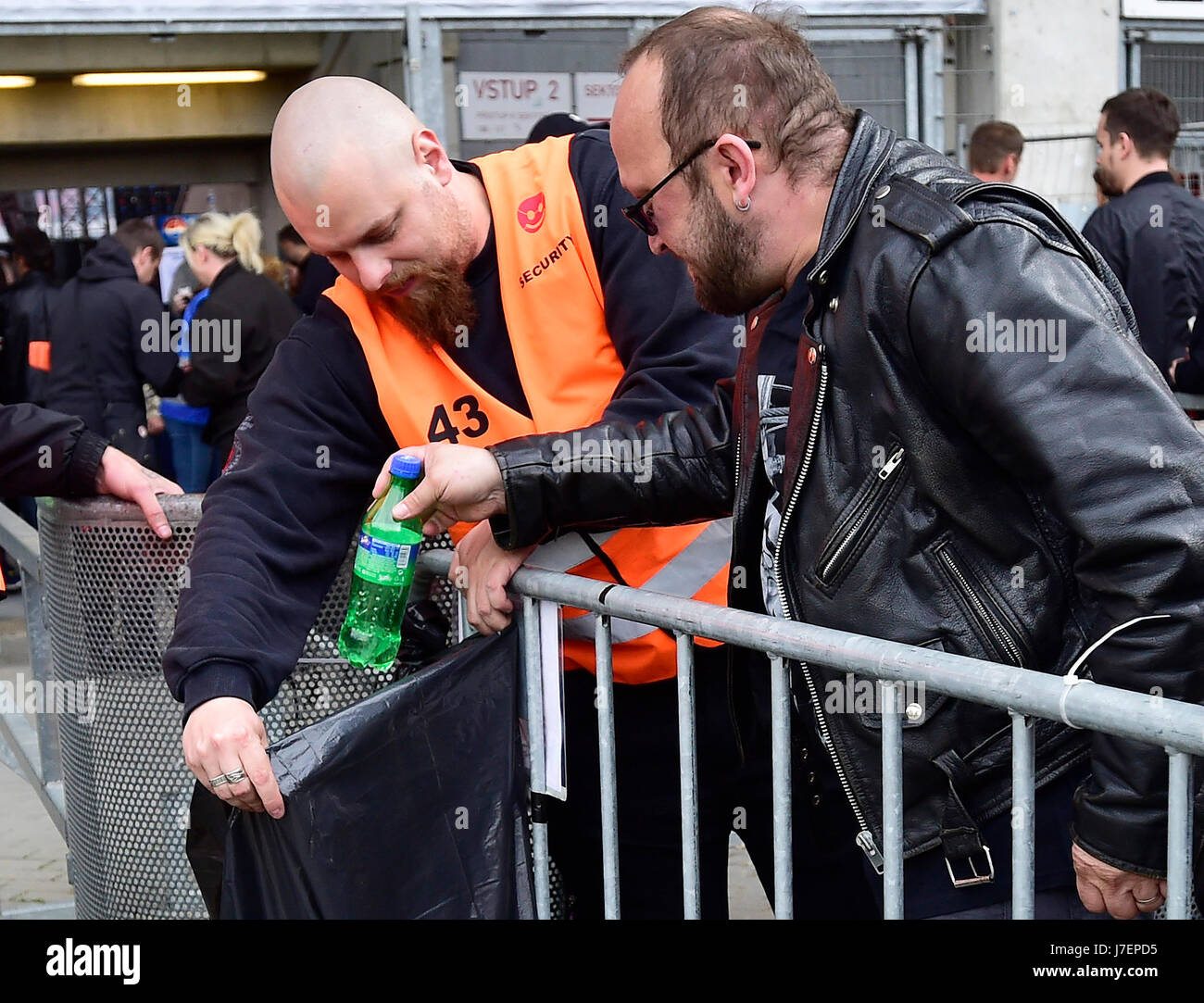 Prag, Tschechische Republik. 24. Mai 2017. Die Sicherheitsvorkehrungen vor der Eden-Arena vor der britischen Elektro-Band Depeche Mode Konzert in Prag, Tschechische Republik, auf Mittwoch, 24. Mai 2017. Bildnachweis: Roman Vondrous/CTK Foto/Alamy Live-Nachrichten Stockfoto