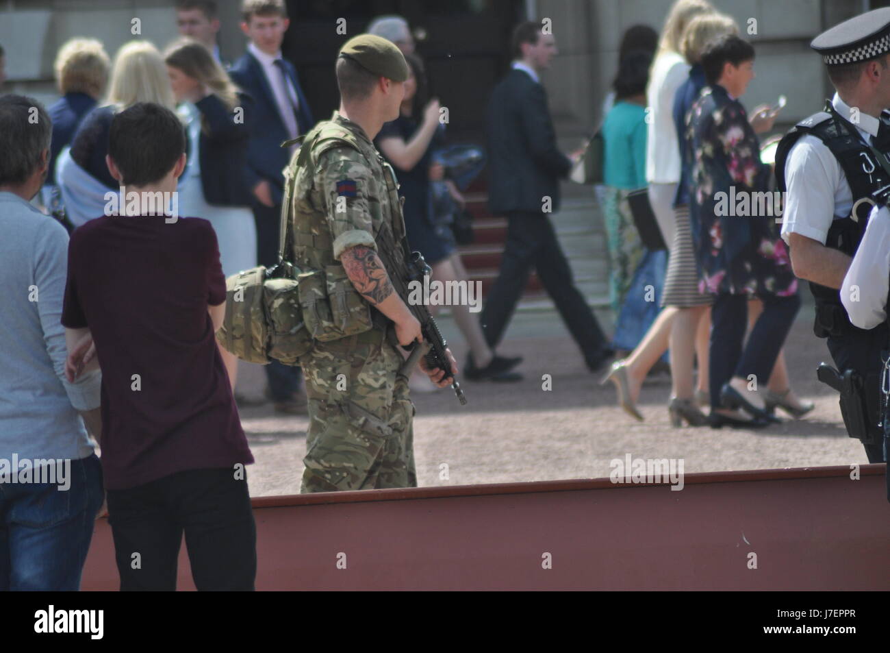 Gäste kommen im Buckingham Palace heute für eine Einladung nur Tea Party als London auf Lockdown ist nach seinem Umzug nach Warnstufe kritisch durch die Manchester Bombardierung. Bewaffnete Wachen und Soldaten standen zur Verfügung, den Palast zu schützen, bis zu 800 Soldaten zum Schutz der wichtiger Sehenswürdigkeiten bereitgestellt wurden. Nicht zu weit weg vom Palast am her Majesty es Royal Theatre Polizei reagieren Sie schnell auf ein verdächtig parkenden Fahrzeug, das schien, aufgegeben werden. Der van war schnell bewegt von seiner Position und suchte durch die Polizei, die ankommen, kurz nachdem die van aufgegeben worden Stockfoto