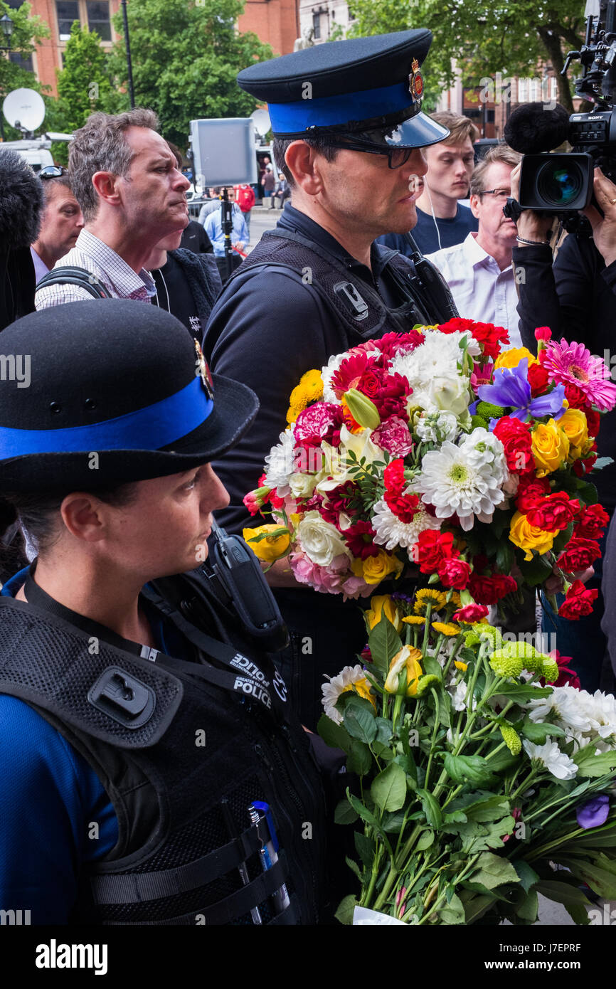 Manchester-Terror-Anschlag. Manchester-Terror-Anschlag. Manchester-Terror-Anschlag. Manchester, England 24. Mai 2017. Polizisten legen Blumen an einem Denkmal in Albert Square, Manchester. Die Blumen wurden später in einem Gedenkgottesdienst in St. Annes Square, Manchester City Centre umgesiedelt. Sie wurden im Hommage an diejenigen, die getötet und verletzt bei einem Terroranschlag in Manchester Arena nach einem Konzert des US-Künstlers Ariana Grande gelegt. Einer der Toten bestätigt wurde, als aus Pflicht Polizist. Foto: Ian Walker / Alamy Live News Stockfoto