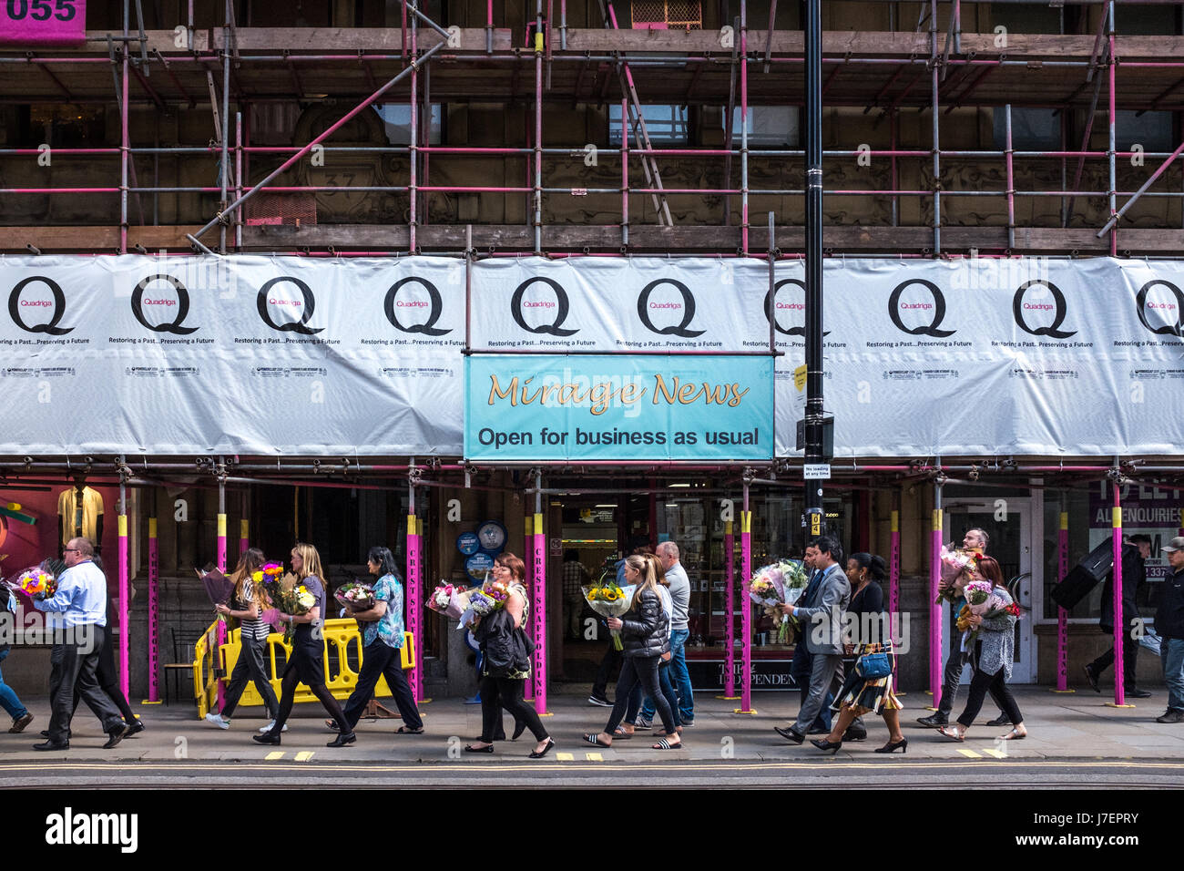 Manchester-Terror-Anschlag. Manchester, England 24. Mai 2017. Des Rates Mitarbeiter verlegen Blumen von Albert Square nach einem Gedenkgottesdienst in St. Annes Square, Manchester City Centre. Die Blumen waren nach dem Terroranschlag in Manchester Arena nach einem Konzert des US-Künstlers Ariana Grande gestellt. Foto: Ian Walker / Alamy Live News Stockfoto