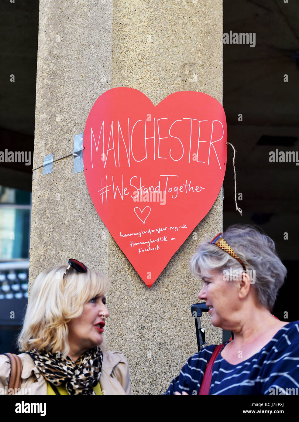 Brighton, UK. 24. Mai 2017.  Eine Mahnwache findet in Brighton heute Abend für die Opfer des Terroranschlags in Manchester in dieser Woche Credit: Simon Dack/Alamy Live News Stockfoto