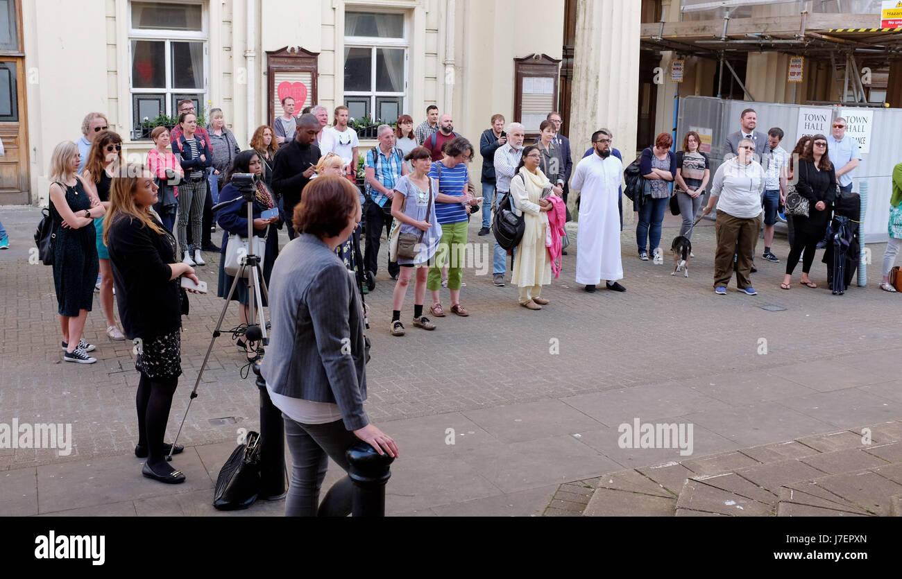 Brighton, UK. 24. Mai 2017.  Eine Mahnwache findet in Brighton heute Abend für die Opfer des Terroranschlags in Manchester in dieser Woche Credit: Simon Dack/Alamy Live News Stockfoto